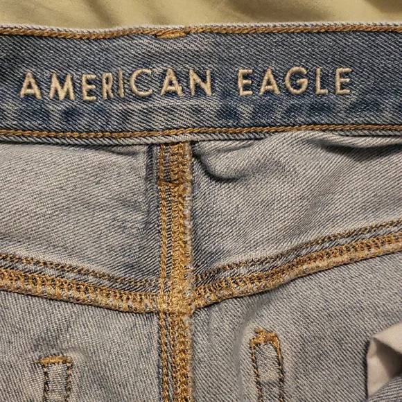 American Eagle Outfitters Mom Jeans with Distressed Details - Picture 7 of 7